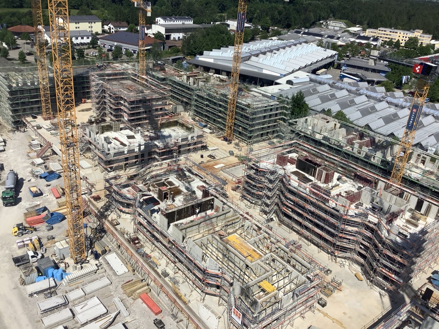 Großes Baufeld mit mehreren Gebäuden in Bauphase
