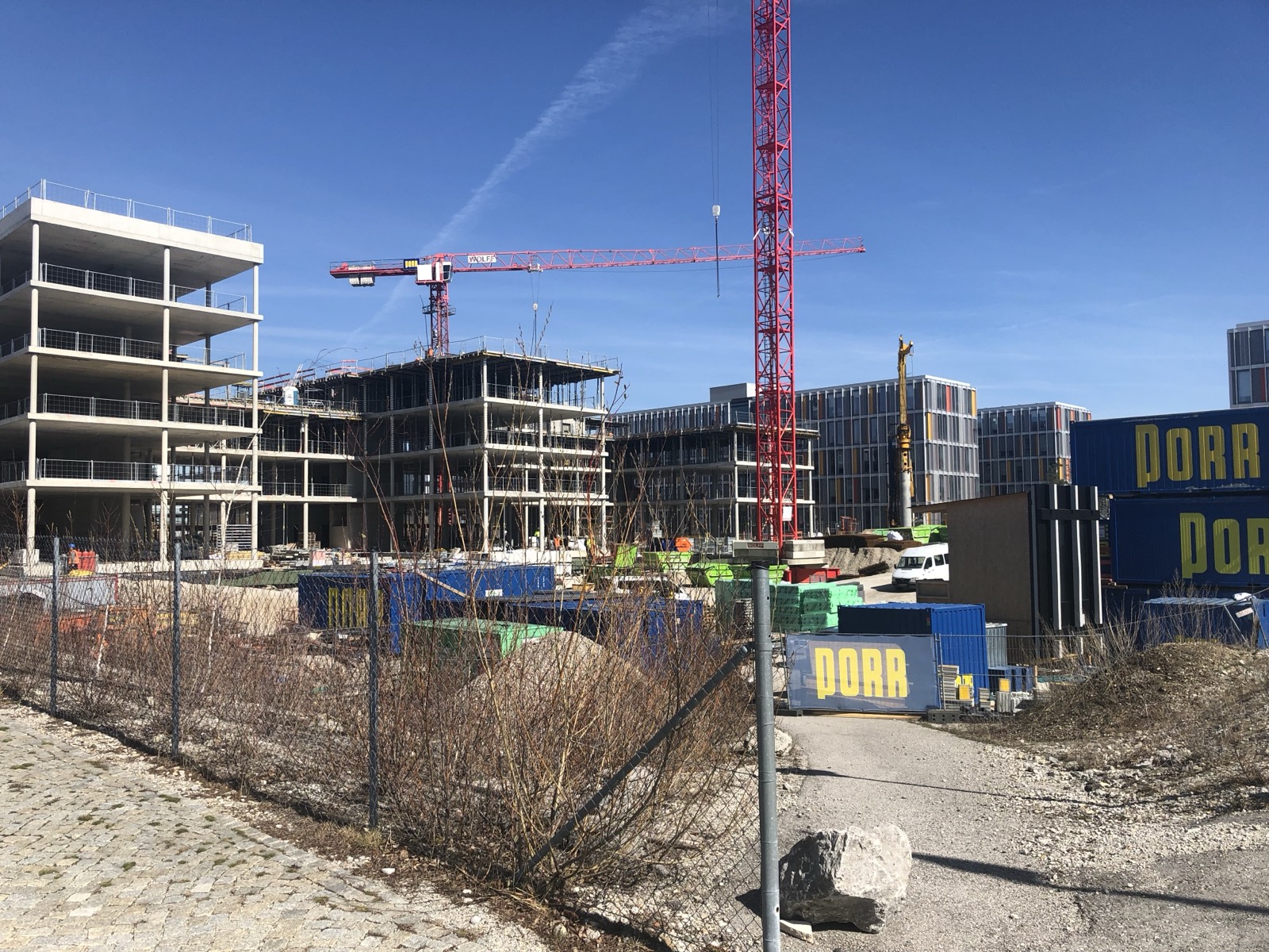 Großes Gewerbe-Quartier mit mehreren Kränen