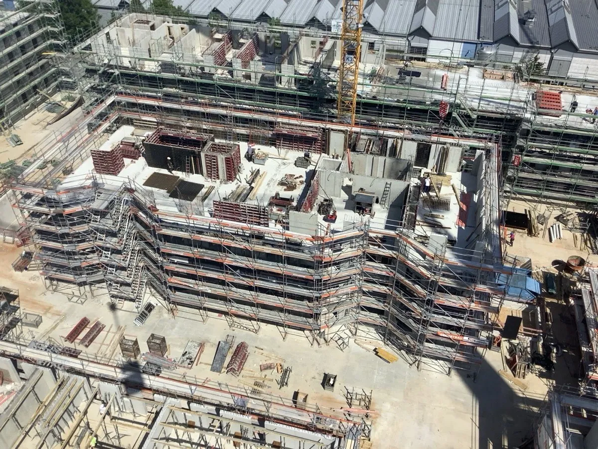 Luftbild mehrerer Baufelder einer Großbaustelle
