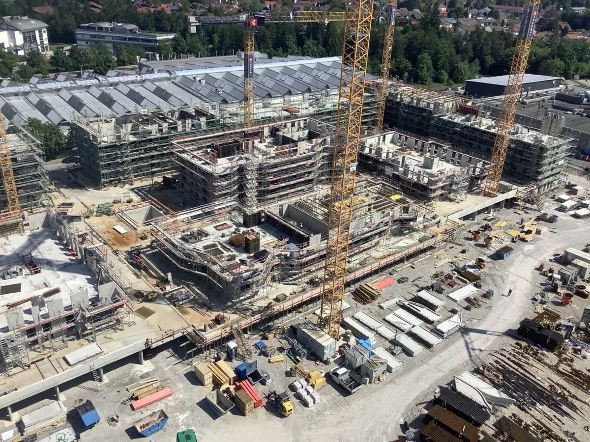 Luftbild eines Wohnquartiers im Bau