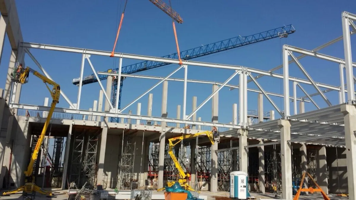 Hallenbau mit Stahlkonstruktion und Betonstützen