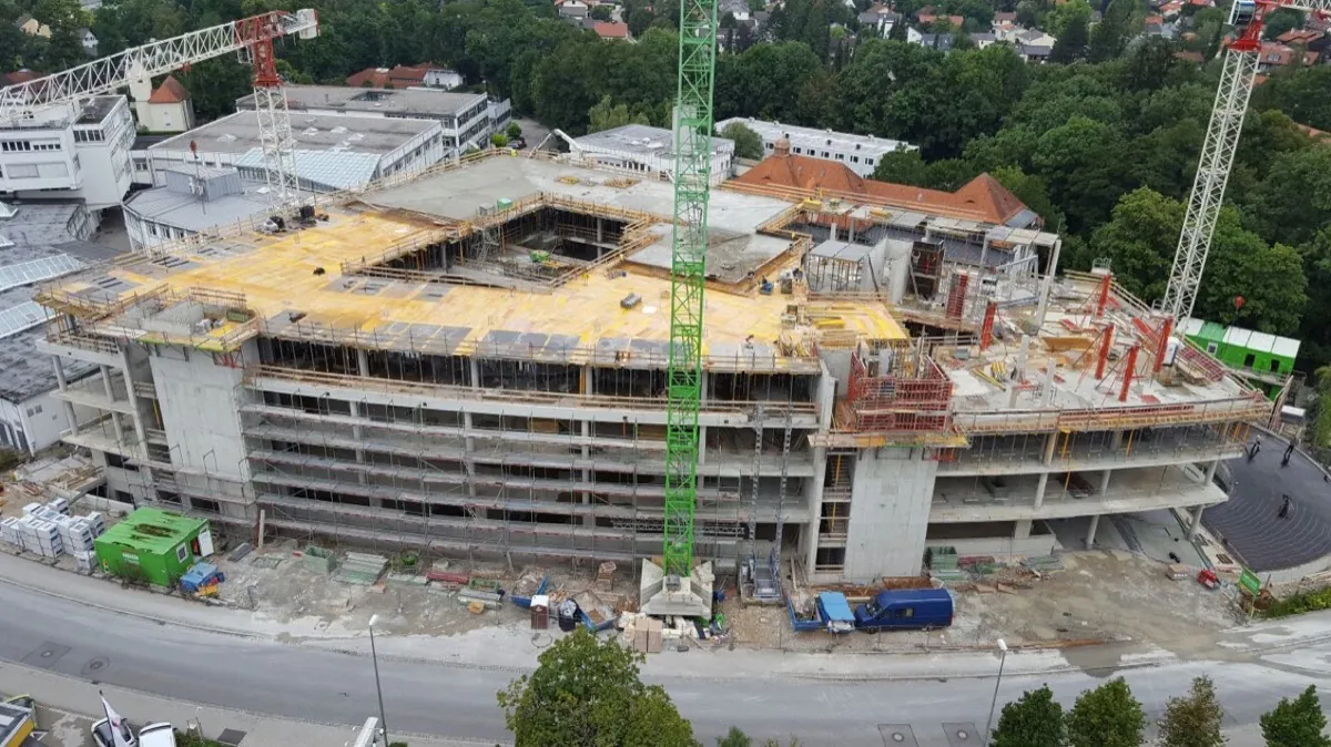 Luftbild eines Rohbaus für ein Gewerbegebäude